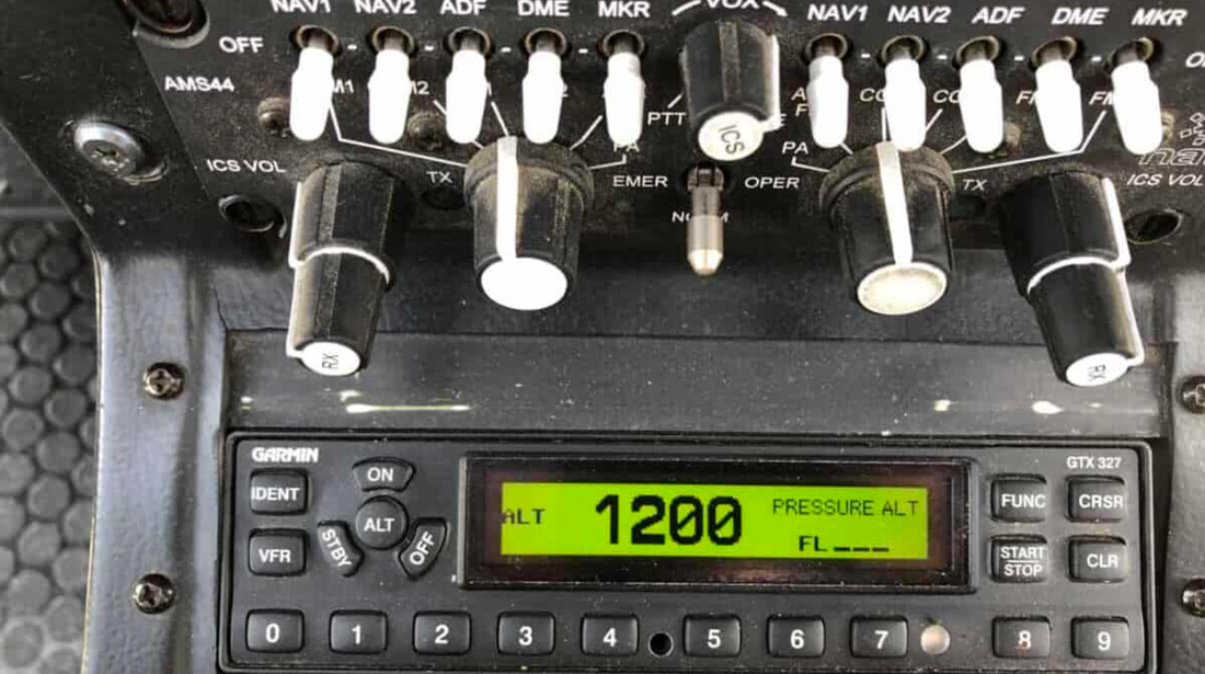 Desvendando os Códigos Transponder: Segurança e Emergência na Aviação